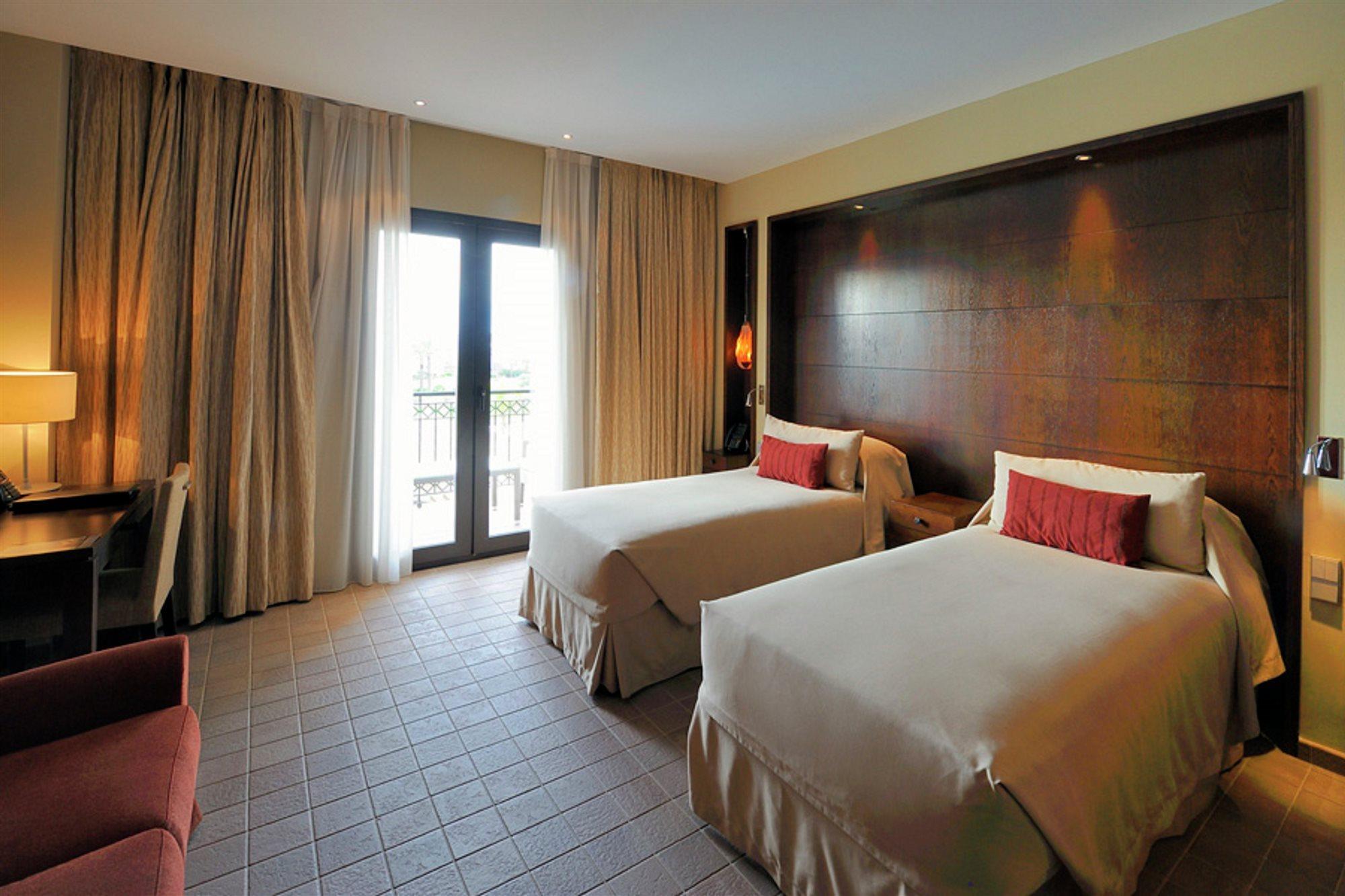 Doubletree By Hilton La Torre Golf Resort Roldán Kültér fotó Deluxe room