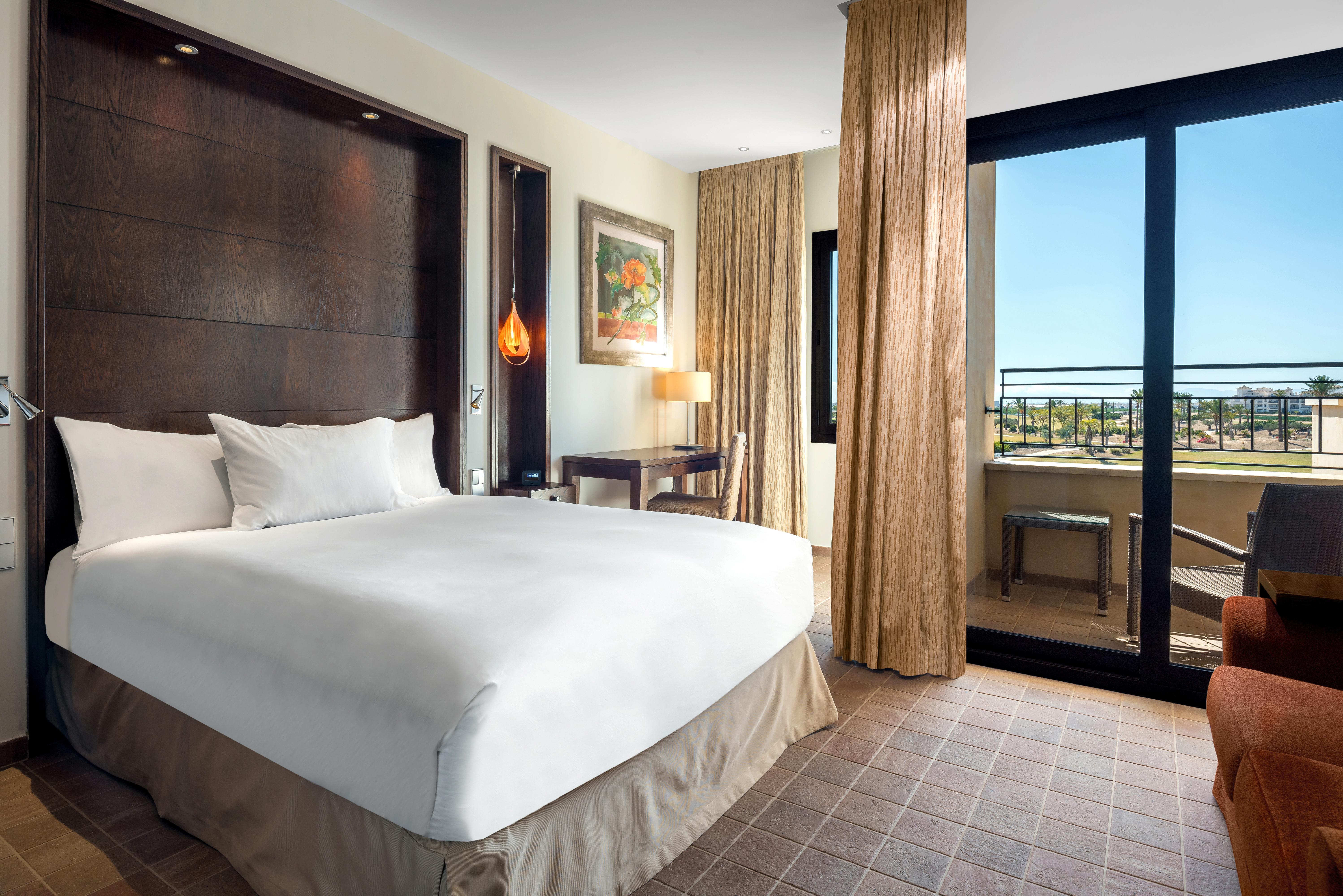 Doubletree By Hilton La Torre Golf Resort Roldán Kültér fotó A bedroom at the Hilton San Diego Bayfront