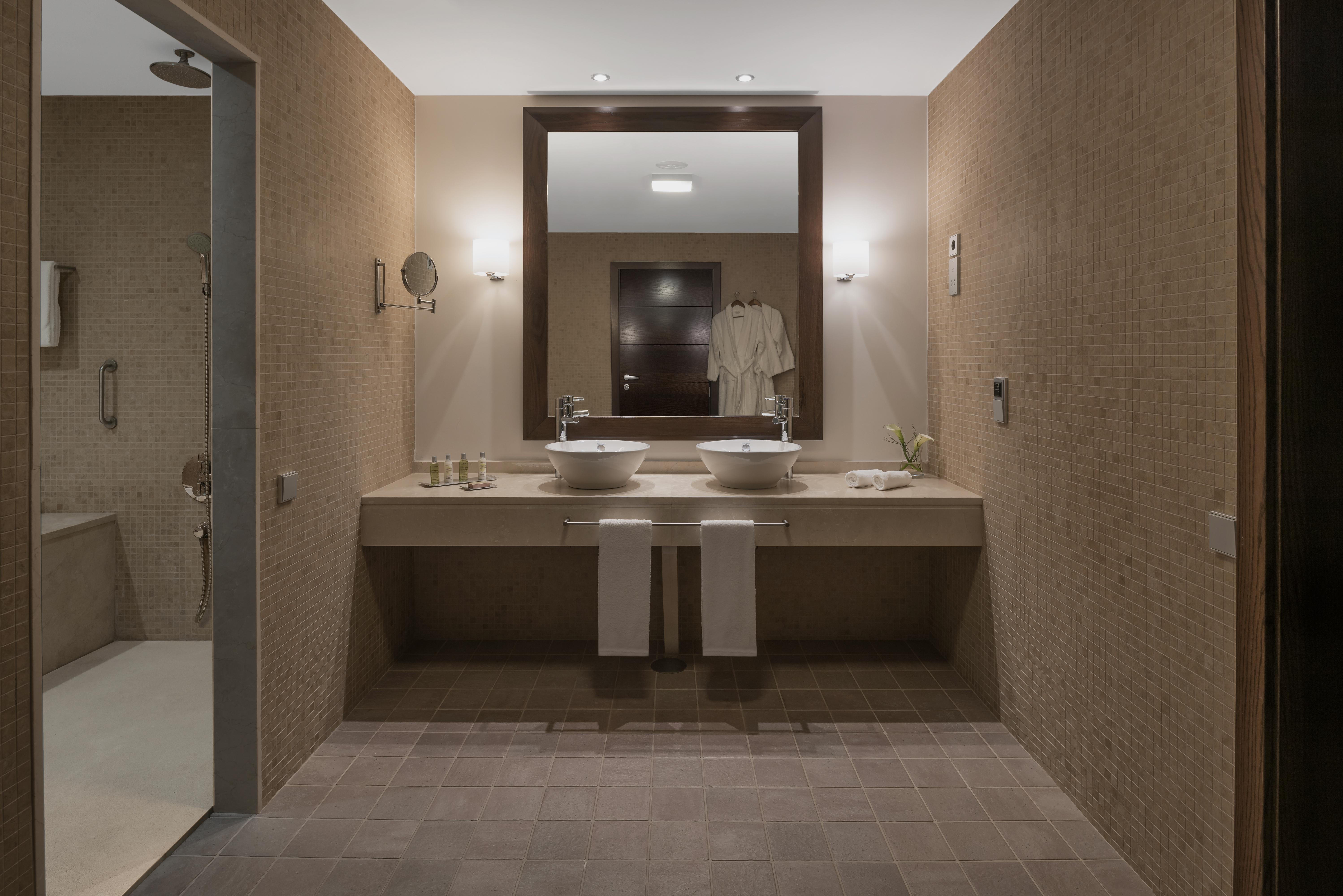 Doubletree By Hilton La Torre Golf Resort Roldán Kültér fotó Bathroom