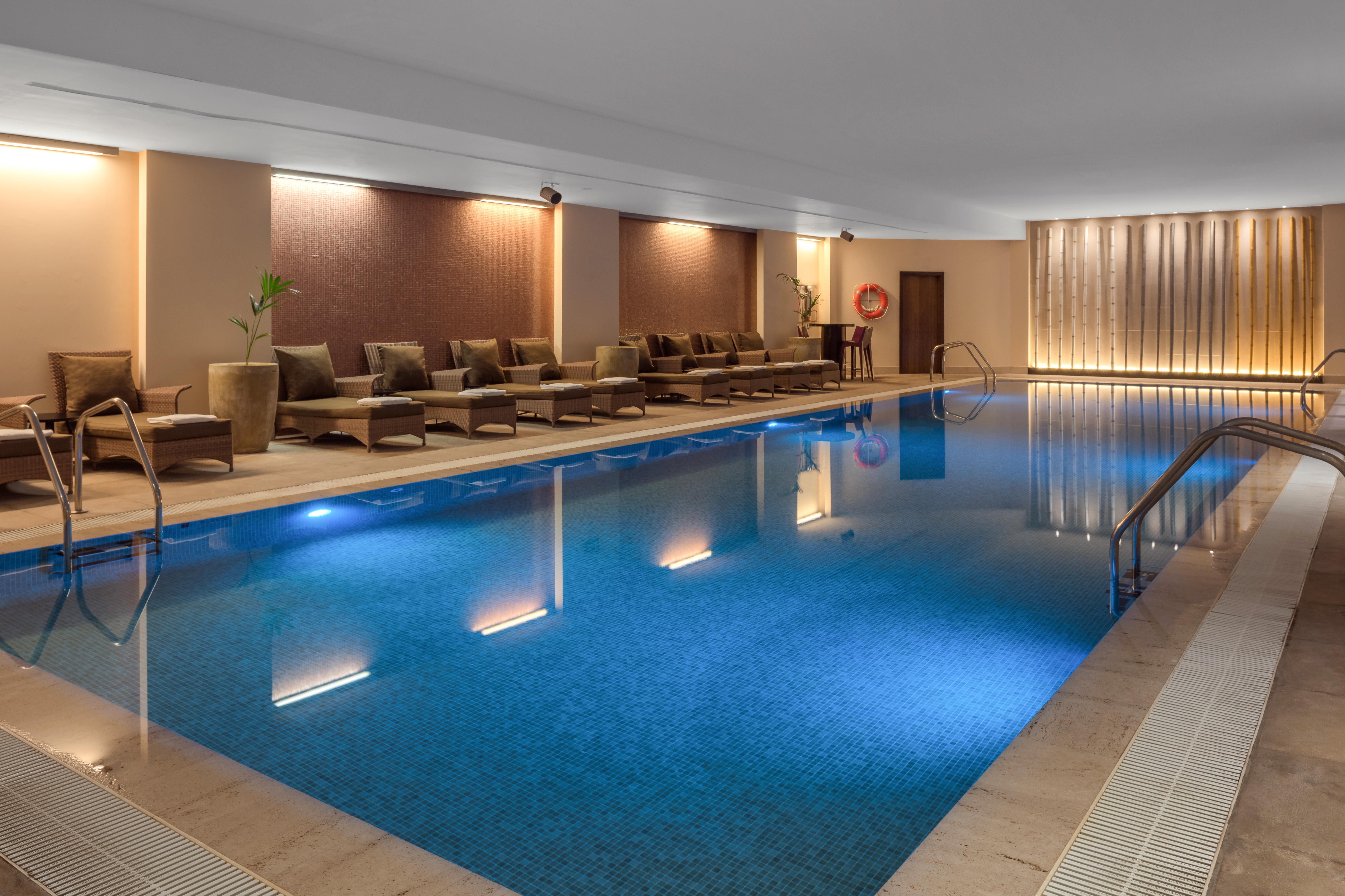 Doubletree By Hilton La Torre Golf Resort Roldán Kültér fotó The swimming pool at the hotel