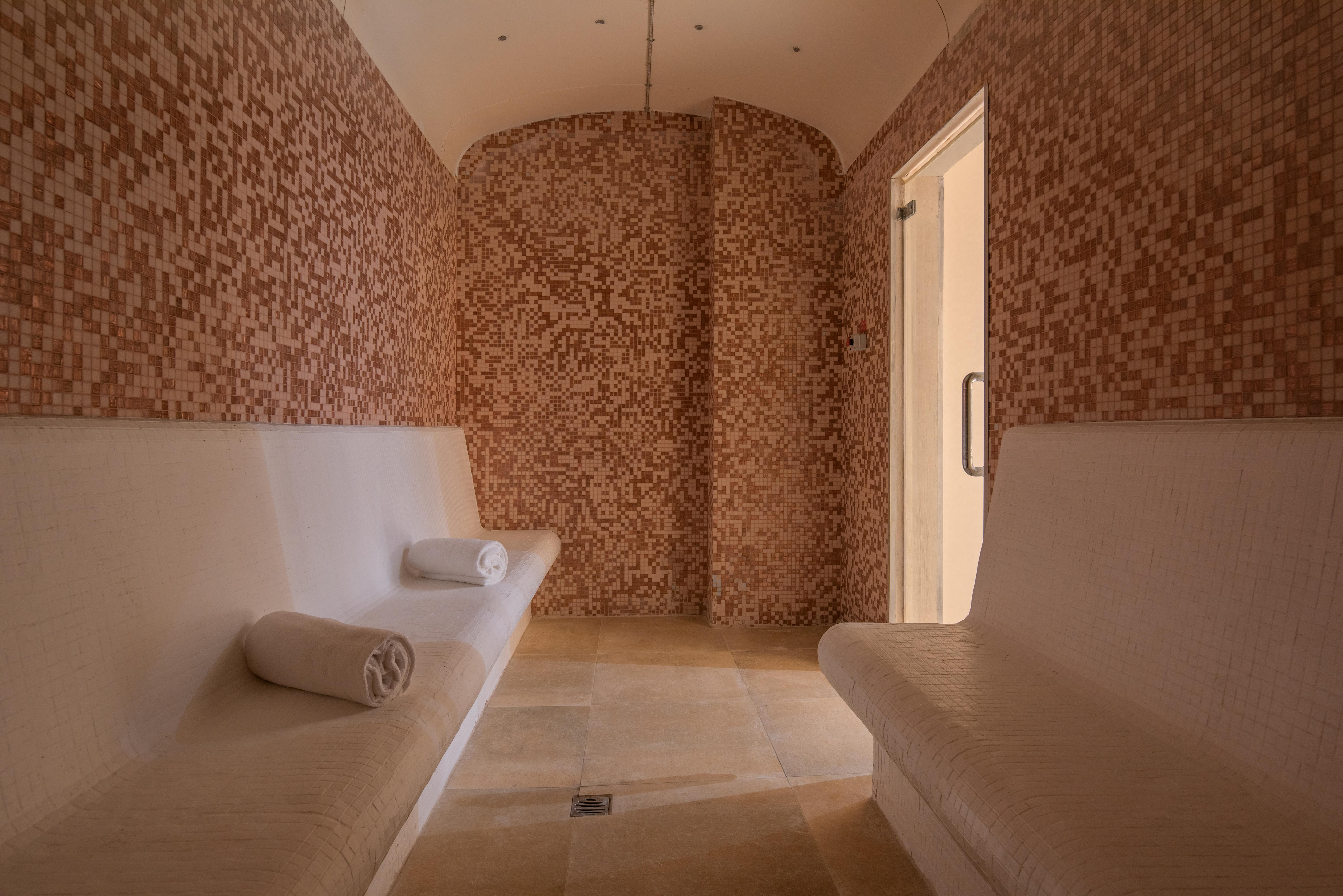 Doubletree By Hilton La Torre Golf Resort Roldán Kültér fotó A hammam in a spa