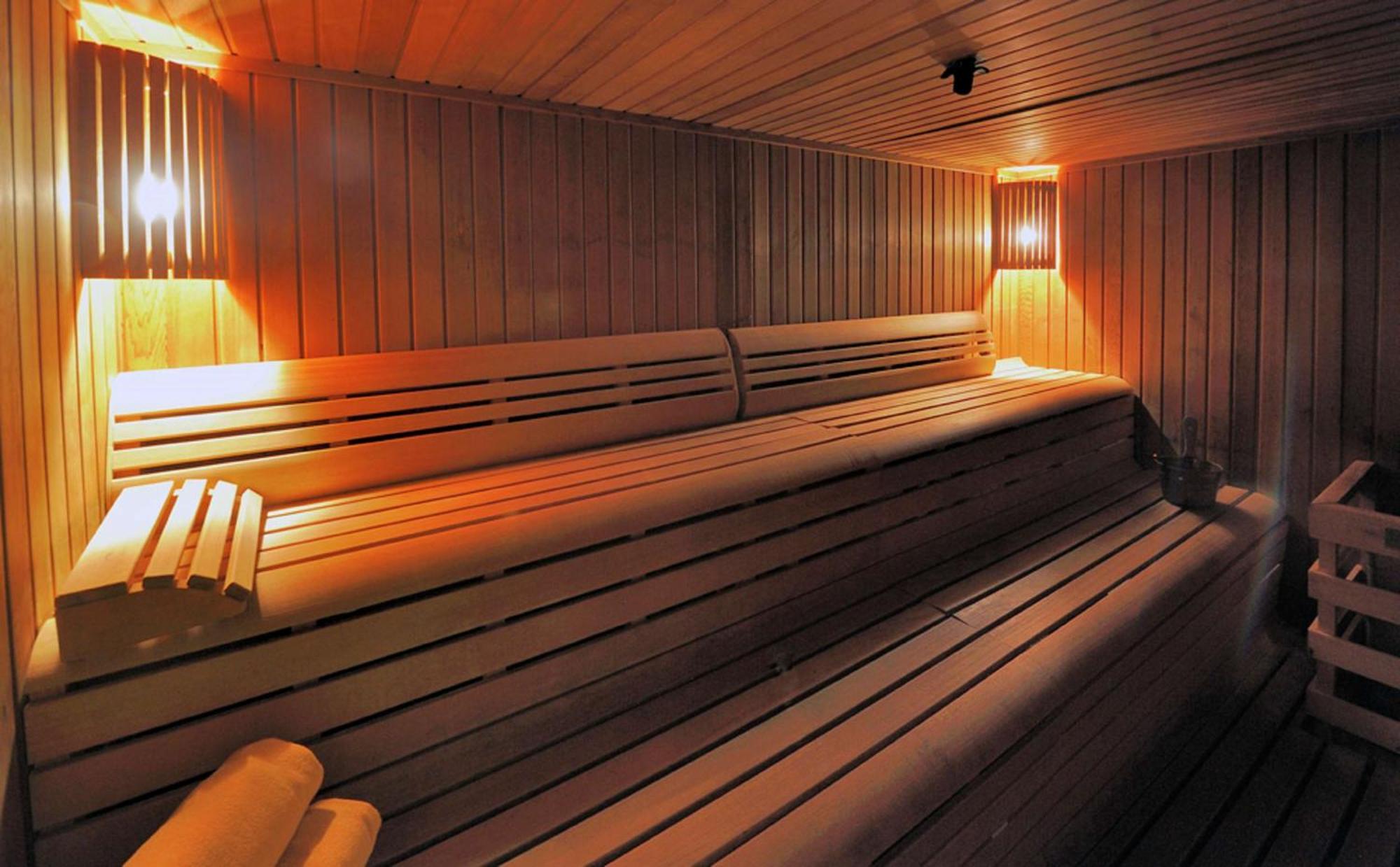 Doubletree By Hilton La Torre Golf Resort Roldán Kültér fotó A modern Finnish sauna
