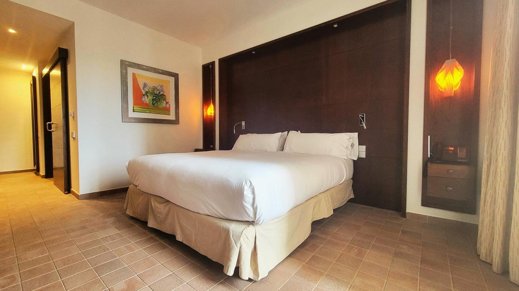 Doubletree By Hilton La Torre Golf Resort Roldán Kültér fotó A bedroom at the hotel