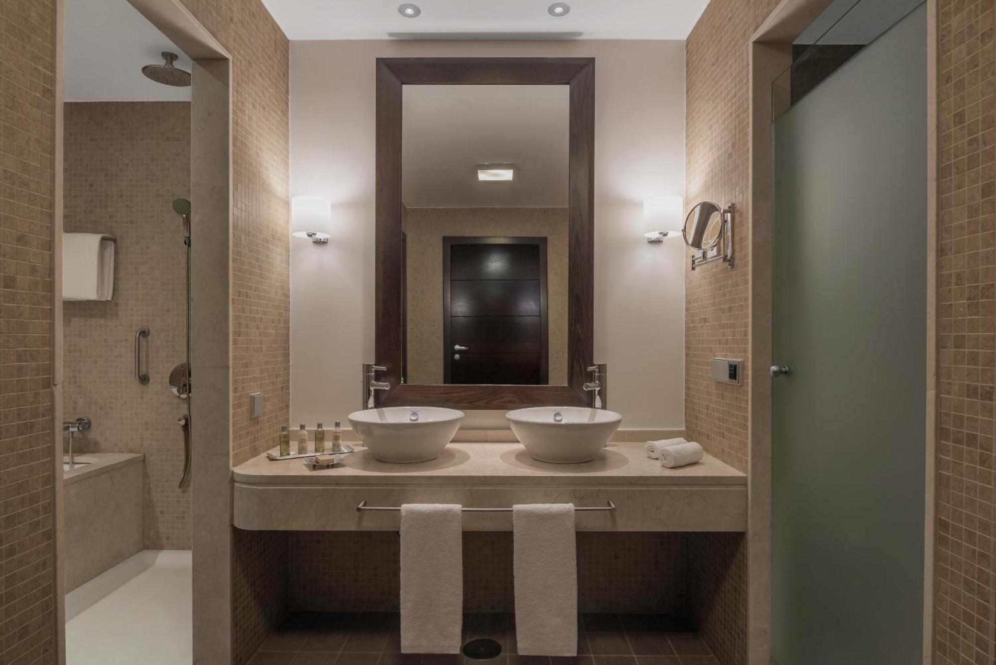 Doubletree By Hilton La Torre Golf Resort Roldán Kültér fotó Bathroom