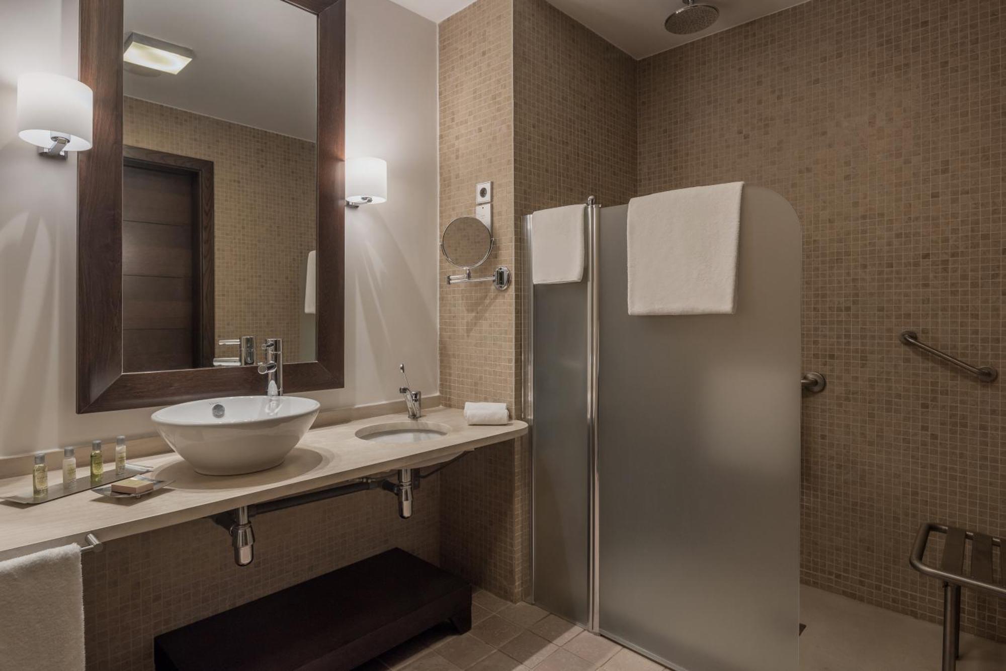 Doubletree By Hilton La Torre Golf Resort Roldán Kültér fotó Bathroom