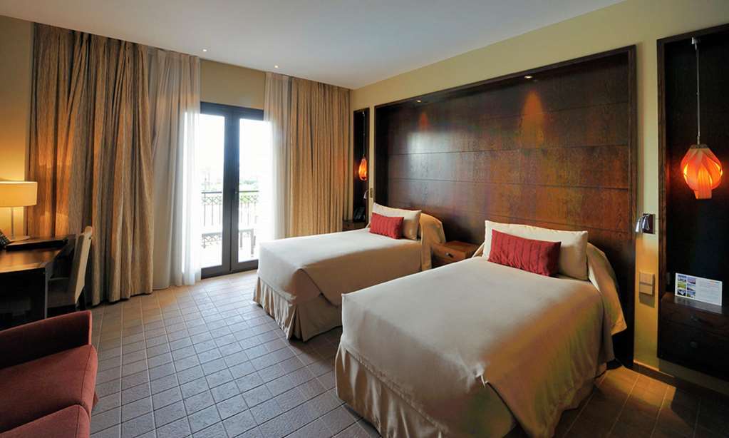 Doubletree By Hilton La Torre Golf Resort Roldán Szoba fotó A typical room at the hotel