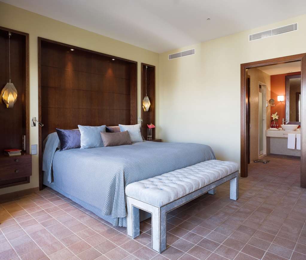 Doubletree By Hilton La Torre Golf Resort Roldán Szoba fotó A bedroom at the hotel
